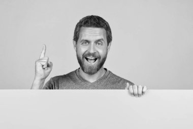 Mutlu sakallı adam parmak kaldırdı. Fotokopi alanı ve reklam için sarı kağıdın arkasındaki fikirden esinlendi..