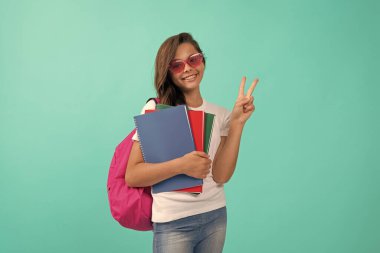 çocukluk. Okul çantalı bir öğrenci. Lisede. Barış. Mutlu genç kız sırt çantası ve defter taşıyor. Okula dönüyorum. Bilgi günü. Eğitim. Gözlüklü çocuk defter tutuyor. Eylül 1.