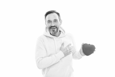 Gülümseyen son sınıf öğrencisi beyazın üstünde tek başına duruyor. Sarı kapüşonlu adam. Yetişkin sevgililer günü romantik hediyesi. Bağış konsepti. Aşk sembolü. Sevgililer Günü. Kalp şeklinde kutusu olan olgun, mutlu bir adam..