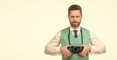 Geçmişe dönük kameralı gülümseyen adam beyaz arkaplanda izole edilmiş, kopyalama alanı, fotoshoot.