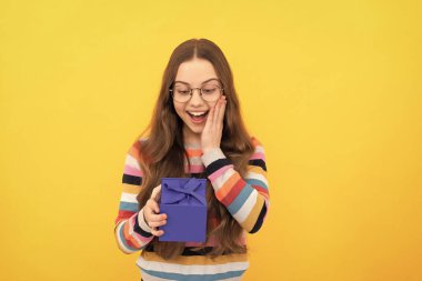 Satın alınmış alışveriş çocuğu. Kutulu çocuk. Doğum günü sürprizin kutlu olsun. Kara Cuma indirimi. Mevsimlik satışlar. Gözlüklü genç kız sürpriz yaptı. Boks günü. hediye ve hediye al.