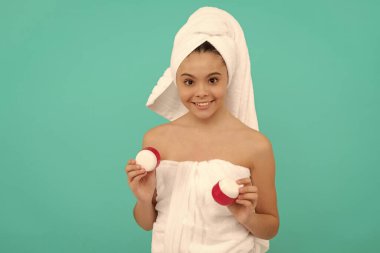 Banyo kulesindeki mutlu çocuk cilt kremini seç..