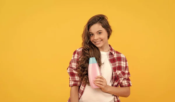 Gelukkig Tiener Meisje Met Lang Krullend Haar Hold Shampoo Fles — Stockfoto