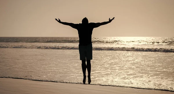 Zdrowy Mężczyzna Sylwetka Podniosłem Ręka Plaża Energiczne Lato Poczuj Wolność — Zdjęcie stockowe