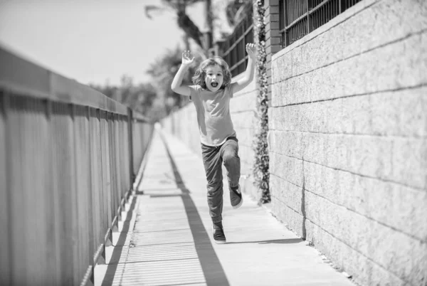Возбужденный Энергичный Мальчик Кричит Бегая Летней Набережной Волнение — стоковое фото