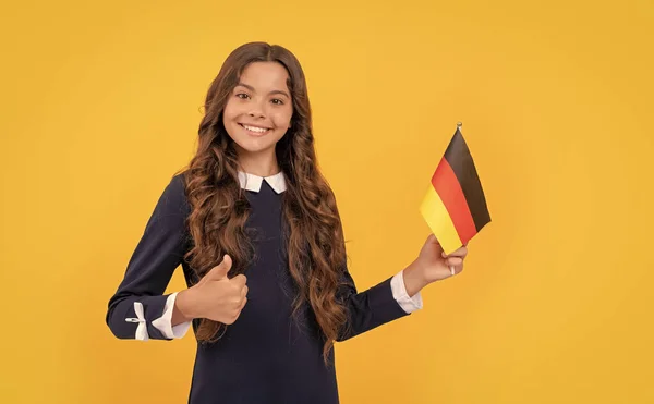 Ευτυχισμένο Κορίτσι Έφηβος Κατέχουν Γερμανική Σημαία Κίτρινο Φόντο Δείχνει Τον — Φωτογραφία Αρχείου