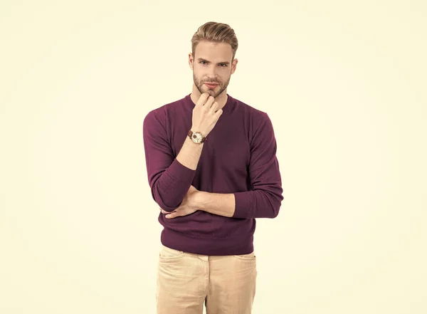 Schöner Mann Mit Unrasierter Gesichtshaut Trägt Violetten Pullover Mit Lässiger — Stockfoto