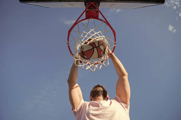 Κορυφαία Άποψη Του Μπασκετμπολίστα Ρίχνει Την Μπάλα Στο Στεφάνι Εξωτερική — Φωτογραφία Αρχείου