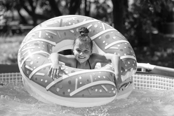 Одна Дитина Басейну Щаслива Дитина Плаває Повному Басейні Літня Відпустка — стокове фото