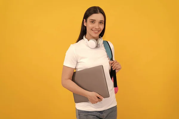 Χαρούμενη Γυναίκα Ακουστικά Και Υπολογιστή Κίτρινο Φόντο Σχολείο — Φωτογραφία Αρχείου