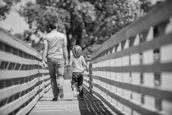 Lycklig Far Leder Med Sitt Barn Promenader Utomhus Baksida Visa — Stockfoto