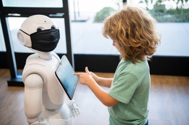 Meşgul çocuk robot yapay zeka ve iletişim ile etkileşim içinde..