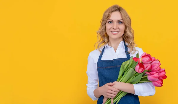 Glimlachende Bloem Verkoper Vrouw Schort Met Lente Tulp Bloemen Gele — Stockfoto