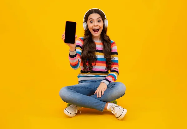 Adolescent Incroyable Adolescent Utilisant Téléphone Mobile Bavardant Sur Web Application — Photo