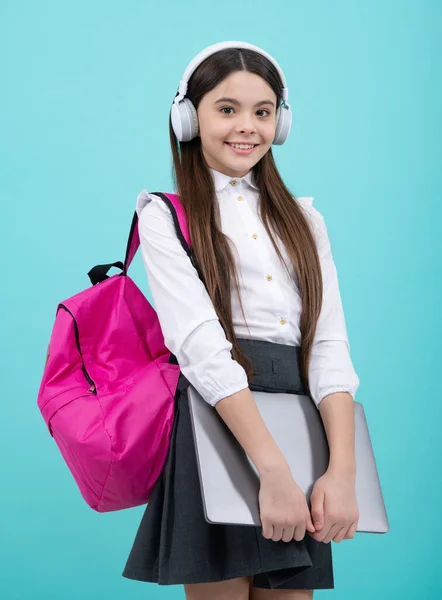 Vissza Suliba Boldog Tinédzser Lány Iskolai Egyenruhában Táskával Fülhallgatóval Laptoppal — Stock Fotó