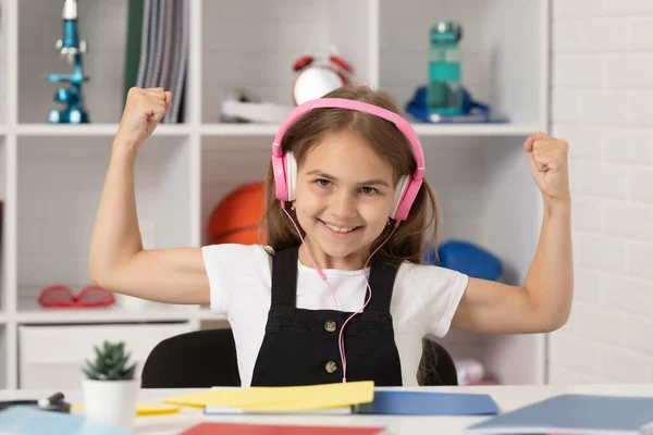 Χαρούμενο Κορίτσι Ακούει Μουσική Στα Ακουστικά Στην Σχολική Τάξη — Φωτογραφία Αρχείου