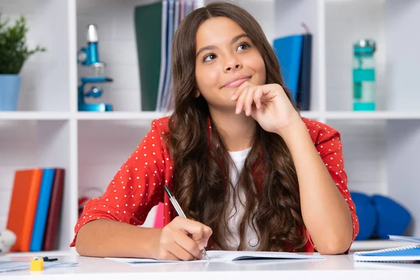 Nachdenkliches Teenager Schulmädchen Schüler Schreiben Schulheften Lernen Klassenzimmer Schweres Teenager — Stockfoto