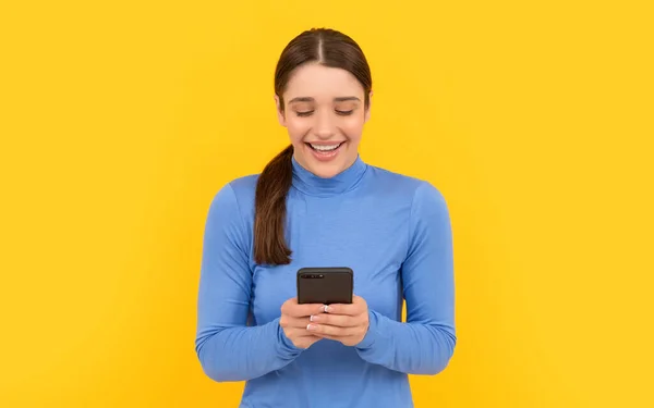 Glückliches Mädchen Liest Sms Auf Smartphone Agiles Geschäft — Stockfoto