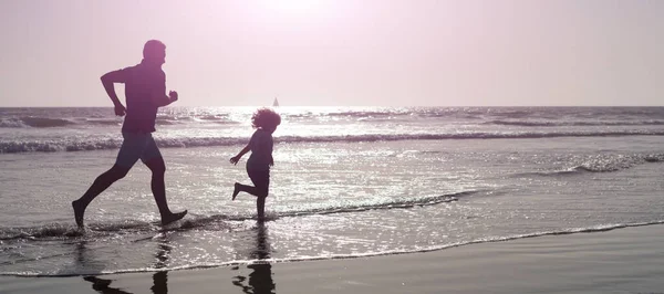 Sylwetka Ojca Syna Biegają Letniej Plaży Świeżym Powietrzu Plakat Banerem — Zdjęcie stockowe
