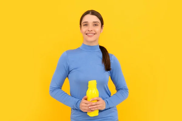 水と渇きでスポーツボトルを持つ幸せな若い女の子 — ストック写真