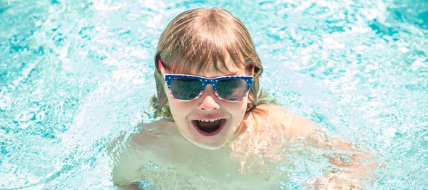 プールで泳ぐガラスの幸せな子供の男の子夏休み 水平ポスターデザイン Webバナーヘッダー コピースペース — ストック写真