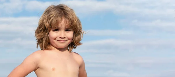 Zabawa Słońcu Portret Chłopca Bez Koszulki Szczęśliwy Chłopiec Niebo Tle — Zdjęcie stockowe