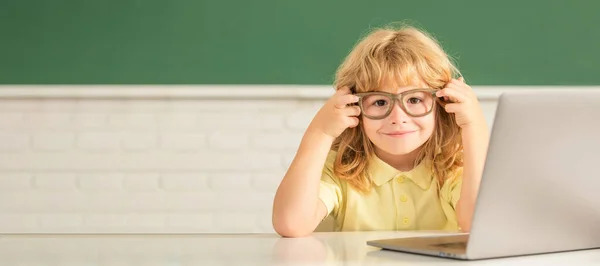 Schooljongen Schoolbord Spandoek Kopieerruimte September Learning Kind Studeren Computer Gelukkig — Stockfoto
