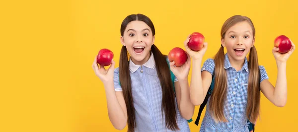 Szczęśliwe Dzieci Trzymają Jabłka Dla Zdrowego Powrotu Szkoły Przekąska Żółte — Zdjęcie stockowe
