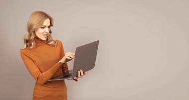 Teknolojiyi çalıştırmak. Bilgisayar kızı dizüstü bilgisayar kullanıyor. Kablosuz teknoloji. Çevrimiçi iletişim. Modern hayat. Yaşam tarzımızı değiştiriyor, uzayı kopyalıyor..