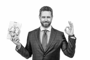 İş adamı hediye kutusu gösteriyor. Şirket hediyesi. Kadınlar Günü 'nde. Başarılı CEO Hediye Kutusu. Tamam. Yakışıklı adam romantik bir randevu için hazırlan. Ticari ödülü olan mutlu bir adam. özel selamlama.