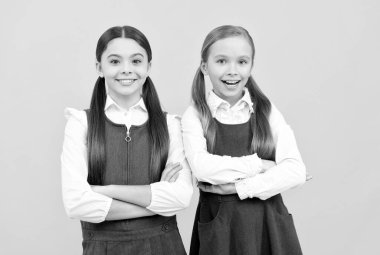 Küçük beyinleri eğitiyorum. Okul çocukları sarı arka planda. Okula dönelim. Çocukluk eğitimi. Resmi moda. Öğrenci üniforması. Başla. 1 Eylül. Farklı çocuklar, farklı öğrenim.