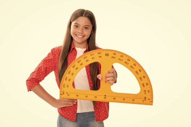 Okula dönüyorum. Cebir ve geometri. Çocuk matematik okuyor. Boyutunu ölçün. Trigonometri kırtasiyesi. Ölçme ve ölçme. Çocuk eğitimi. Matematik. Mutlu genç kız açıölçer tut.