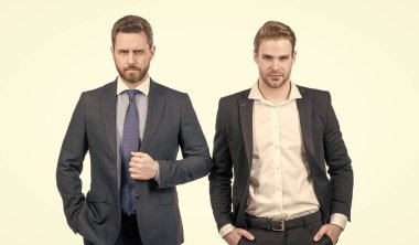 ciddi erkekler iş ortağı iş ortağı beyaz ve ortaklık izole.