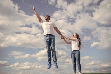 Kızım babasını kucağında tutuyor ve gökyüzüne atlıyor..