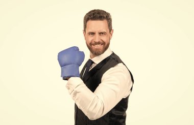 Beyaz arka planda izole edilmiş boks eldivenli ve resmi kıyafetli mutlu adam, başarı..