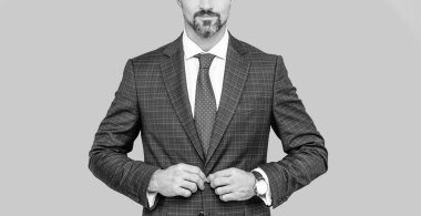 Takım elbiseli başarılı bir adam. Girişimci ya da yönetici. Erkek resmi moda. Profesyonel kırpılmış CEO. Kol saati olan olgun bir patron. Kendine güvenen işadamı ceketini ilikle. iş başarısı.