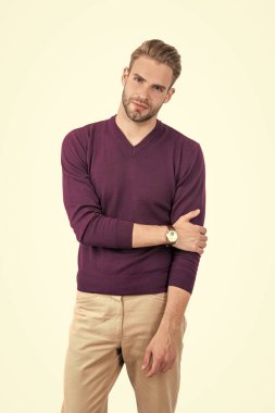 Yakışıklı, beyaz ve modaya uygun günlük kıyafetler giyiyor..