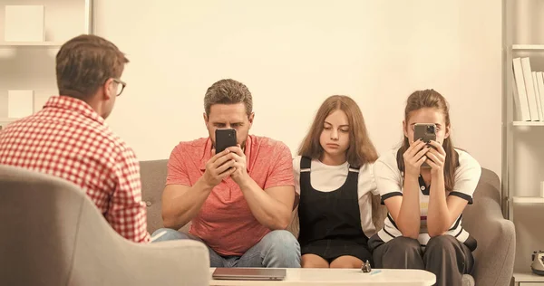 Phone Addicted Father Mother Child Family Psychologist Psychiatrist — Stockfoto