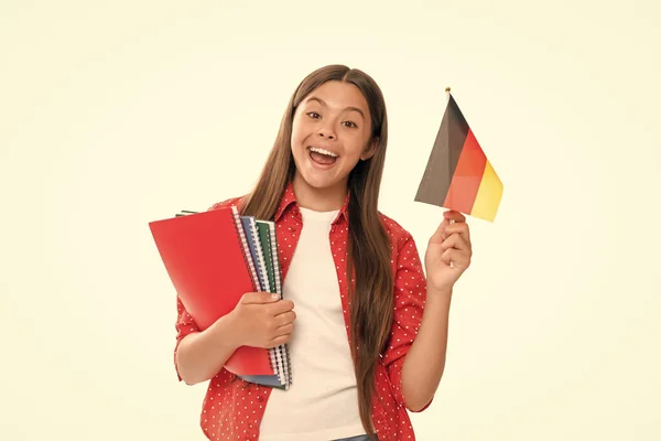 Έκπληκτο Παιδί Κρατά Γερμανική Σημαία Και Σχολικό Βιβλίο Για Μελέτη — Φωτογραφία Αρχείου