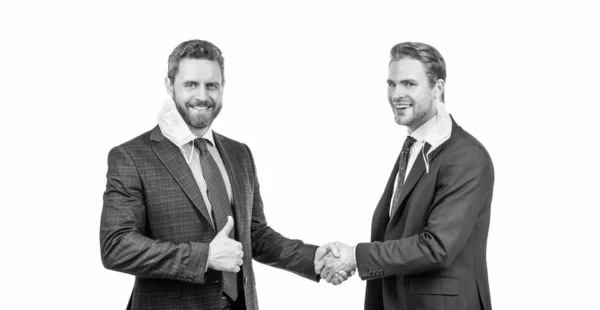 两个戴面具握手的男人 商人们正在开会 保健概念 商业交易后的合伙人 合作与伙伴关系 和同事握手 成功的谈判 — 图库照片