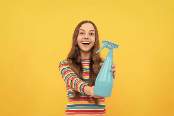Happy Girl Dziecko Pokazać Dezynfekcji Spray Butelka Czyszczenia Miejsca Żółty — Zdjęcie stockowe
