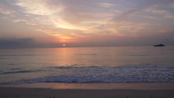 朝のビーチルーチン日の出の空にカモメの船とアップボード上の人 雲の風景 — ストック動画