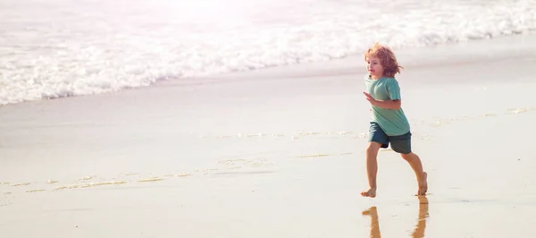 Sportowe Dziecko Biegnie Szybko Aby Wygrać Oceanie Poranny Trening Zdrowe — Zdjęcie stockowe