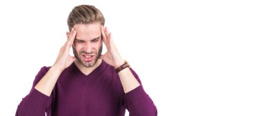 Gözü kapalı sıkıntılı adam baş ağrısı ve migren yüzünden elleriyle başını sıkıyor. İnsan yüzü portresi, kopyalama alanı olan pankart