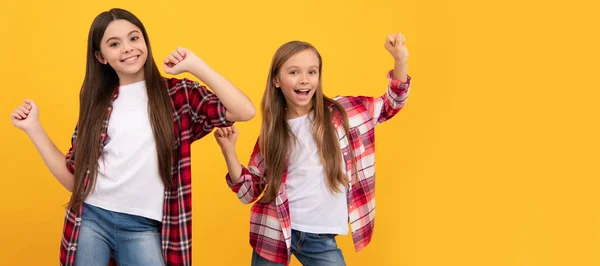 Amigas Niños Felices Camisa Cuadros Casuales Que Divierten Fondo Amarillo —  Fotos de Stock