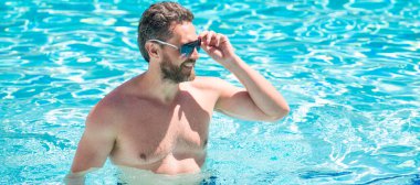 Yaz tatili. Adam suya gözlük takıyor. Boş zaman ve izin. Sakin ol. İnsan yüzü portresi, kopyalama alanı olan pankart