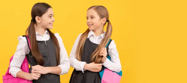 Iskolai Lányok Barátai Együtt Tanulunk Boldog Gyerekek Vissza Iskolába Iskolai — Stock Fotó