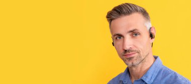 İnsan yüzü portresi, fotokopi alanı olan pankart. Yeni teknoloji. Başarılı traşsız adam. Çevik iş. Kablosuz kulaklıklı yakışıklı adam.