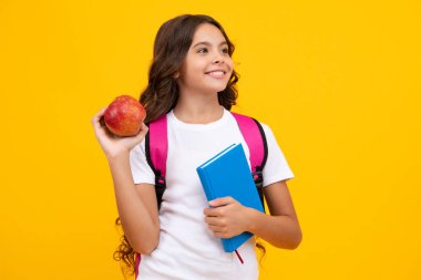 Okul ve eğitim kavramı. Okula dönelim. Okul çocuğu, çantasında elma ve kitap olan genç kız.