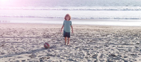 Dziecko Bawić Się Piłką Nożną Plaży Letnie Wakacje Poziomy Projekt — Zdjęcie stockowe